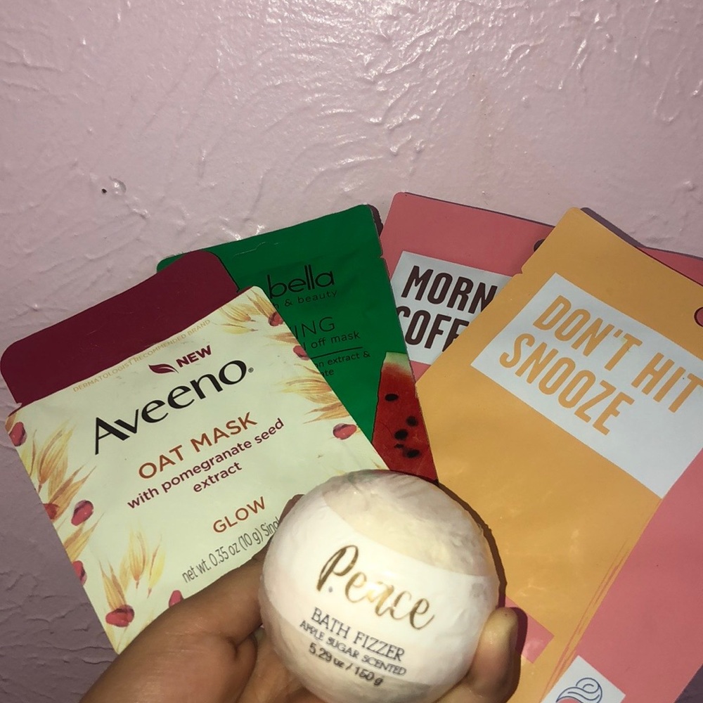 4 Face mask and 1 Bath bomb!